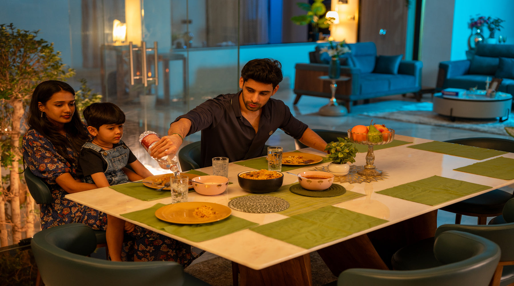 A Definitive Dining Table Size Guide for a Smart Purchase